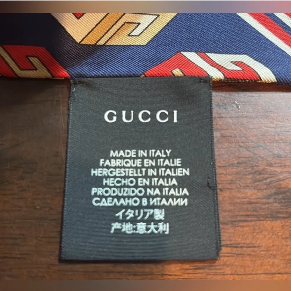 Gucci Women’s Navy Blue Geometric Silk Tie - Picture 3 of 3